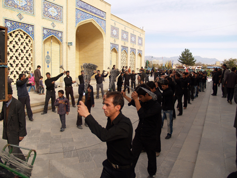 گزارش تصویری از حضور هیئات مذهبی در زیارتگاه در دهه اول محرم
