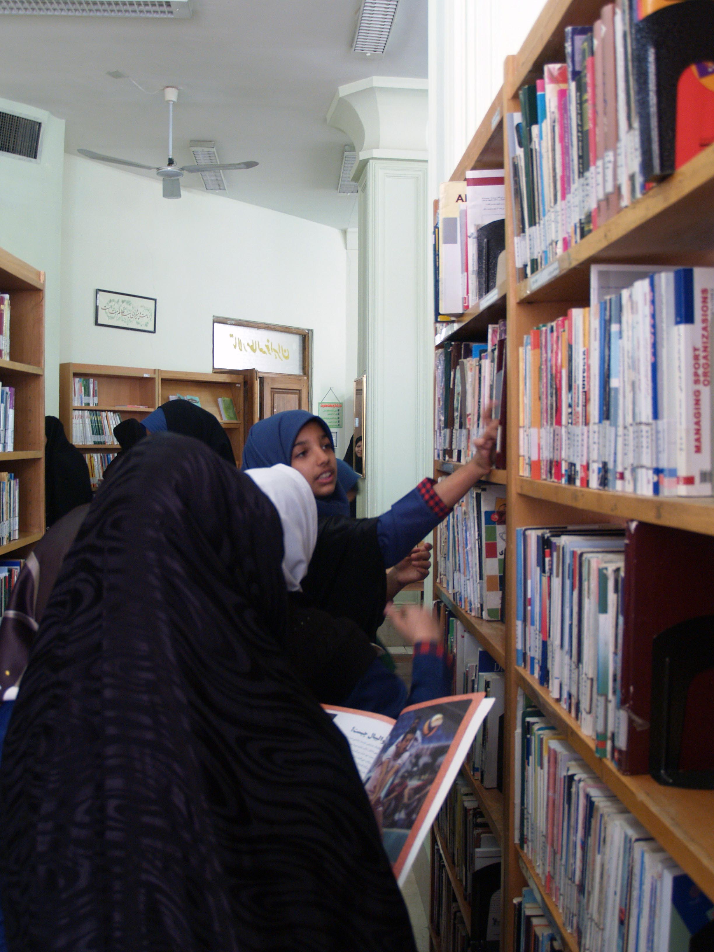 بازدید دانش آموزان شهرستان  از کتابخانه آیت الله شهید مدرس (ره) در طول هفته کتاب