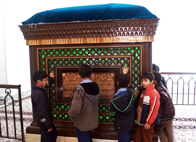 بازدید دانش آموزان دبستان سما از زیارتگاه شهید آیت الله مدرس (ره)