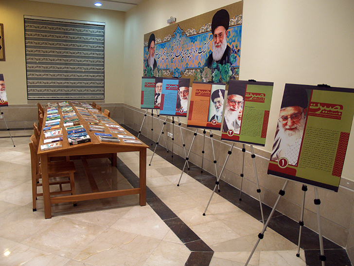 همزمان با بزرگداشت حماسه نهم دی ماه ، نمایشگاه کتاب در زیارتگاه شهید آیت ا…مدرس(ره) برگزار شد.