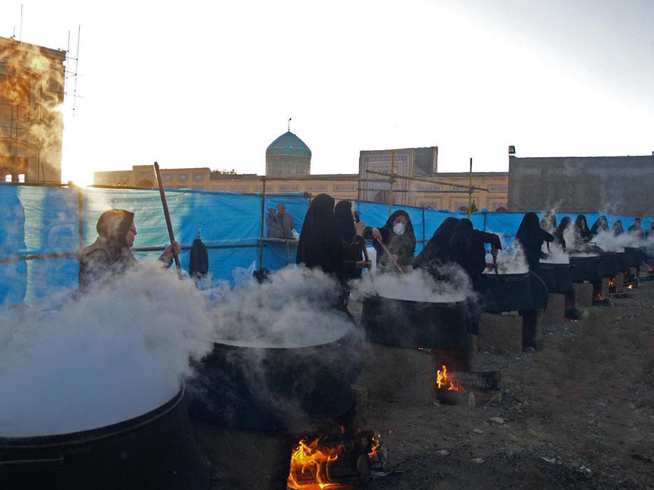 پخت بزرگترین آش نذری منطقه در زیارتگاه شهید آیت الله مدرس(ره) کاشمر
