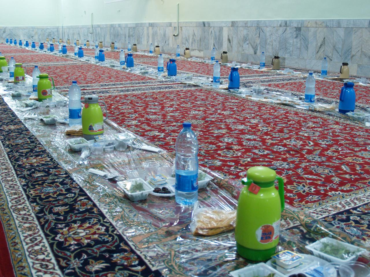 میهمانان ضیافت افطاری بر سر سفره اکرام رضوی در زیارتگاه شهید آیت الله مدرس(ره)